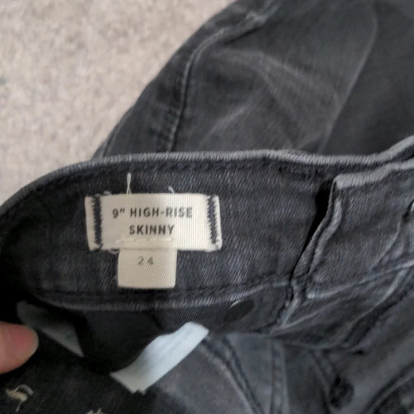 Madewell 9" High-Rise Skinny size 24 Black distressed with raw hem - Picture 5 of 9